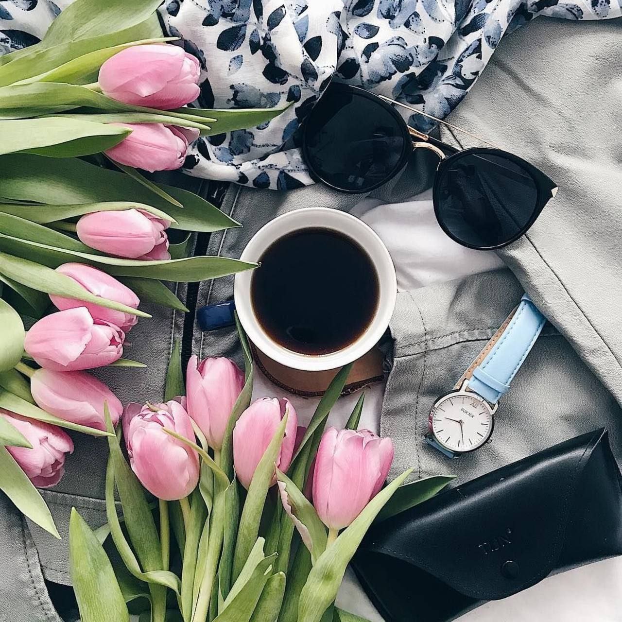 Как красиво сфоткать тюльпаны. Кофе и цветы. Стильные тюльпаны с кофе. Кофе цветы стильные. Кофе и цветы стильно.