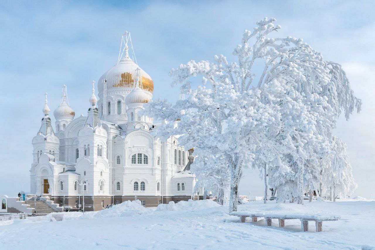 Белая Церковь с белыми куполами