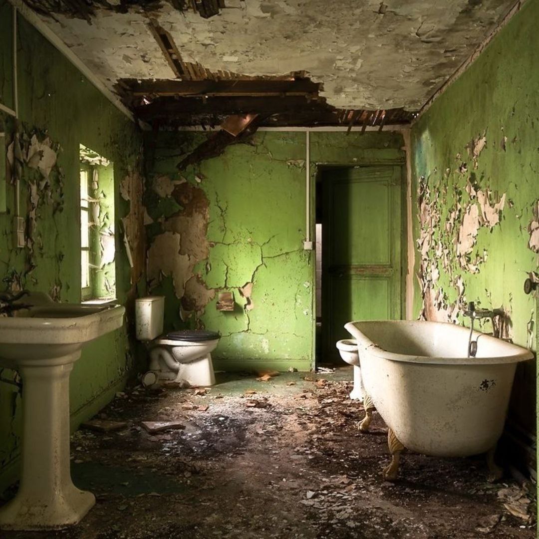 Ужасно грязно. Старая ванная комната. Страшная ванная комната. Заброшенная комната. Заброшенная ванна.