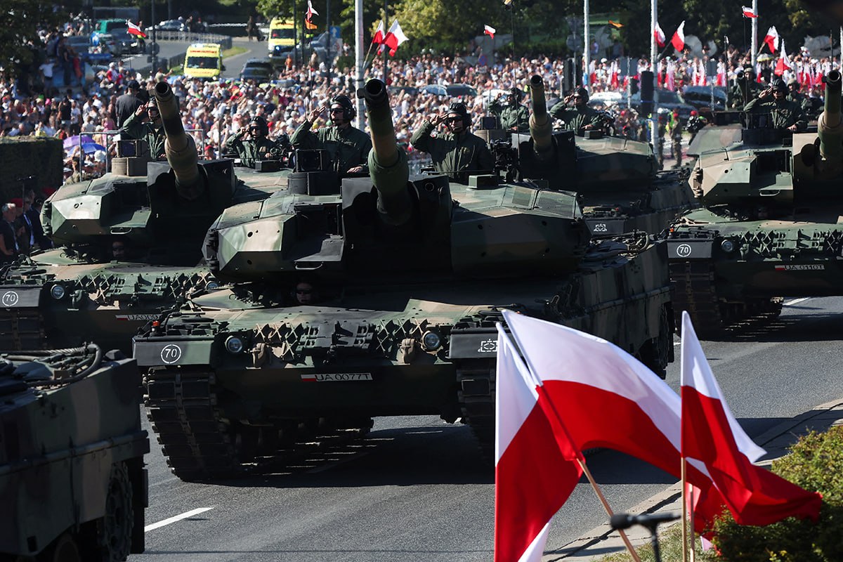 Парад в Польше. Военный парад в августе 2023 в Польше. Вторжение Польши на Украину. Польский парад Крайновы.