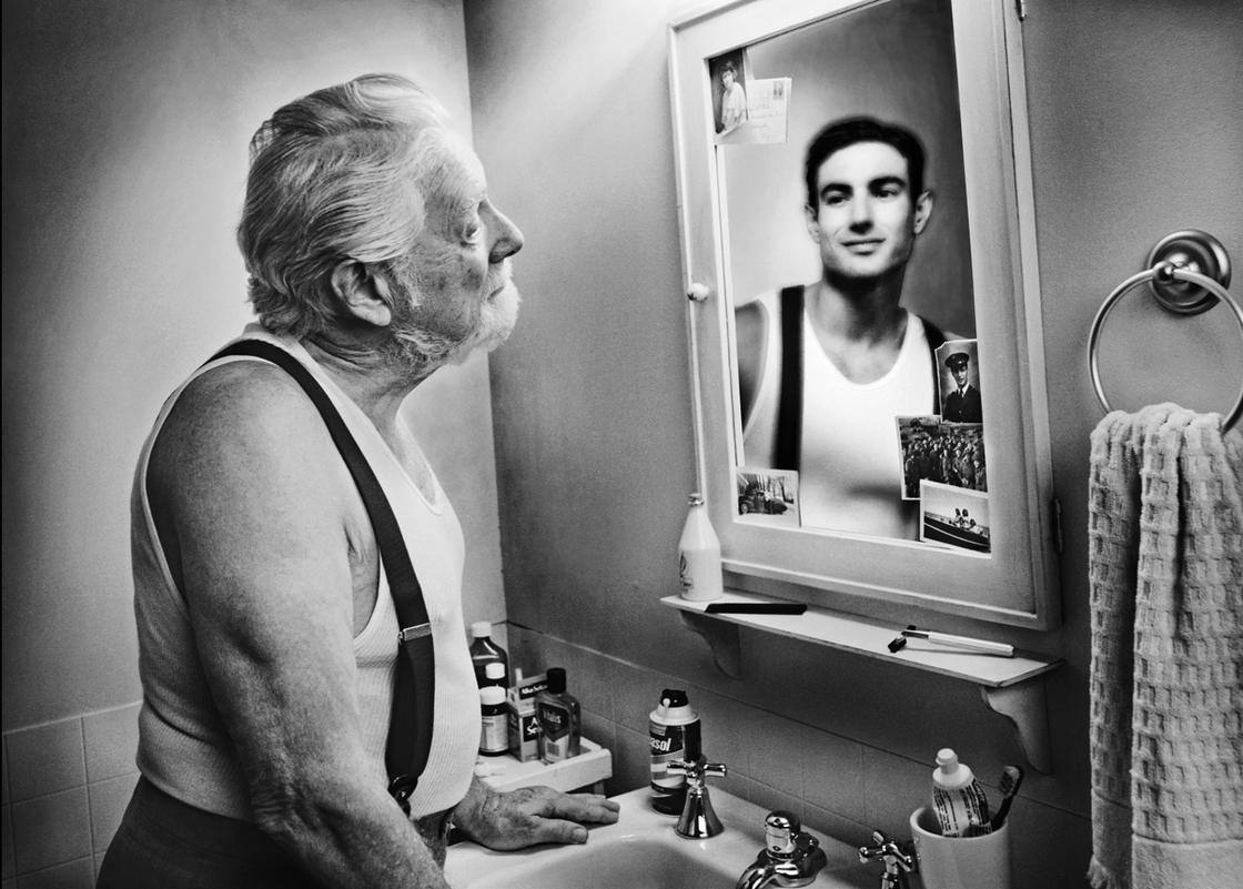 А теперь старик был душой. Зеркало помнит фотопроект Tom Hussey. Том Хасси отражение прошлого. Фотопроект Тома Хасси. Молодость и старость.