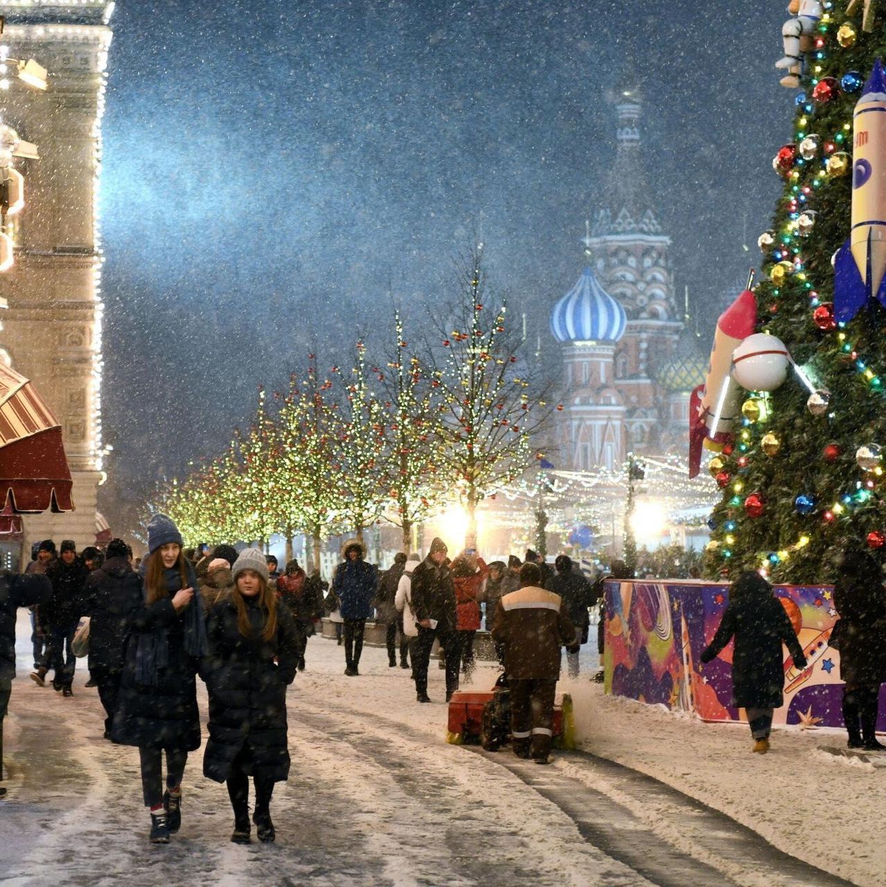 Новый январь. Красная площадь новый год. Новогодние гуляния. Новогодние гуляния на красной площади. Новогодняя ночь.