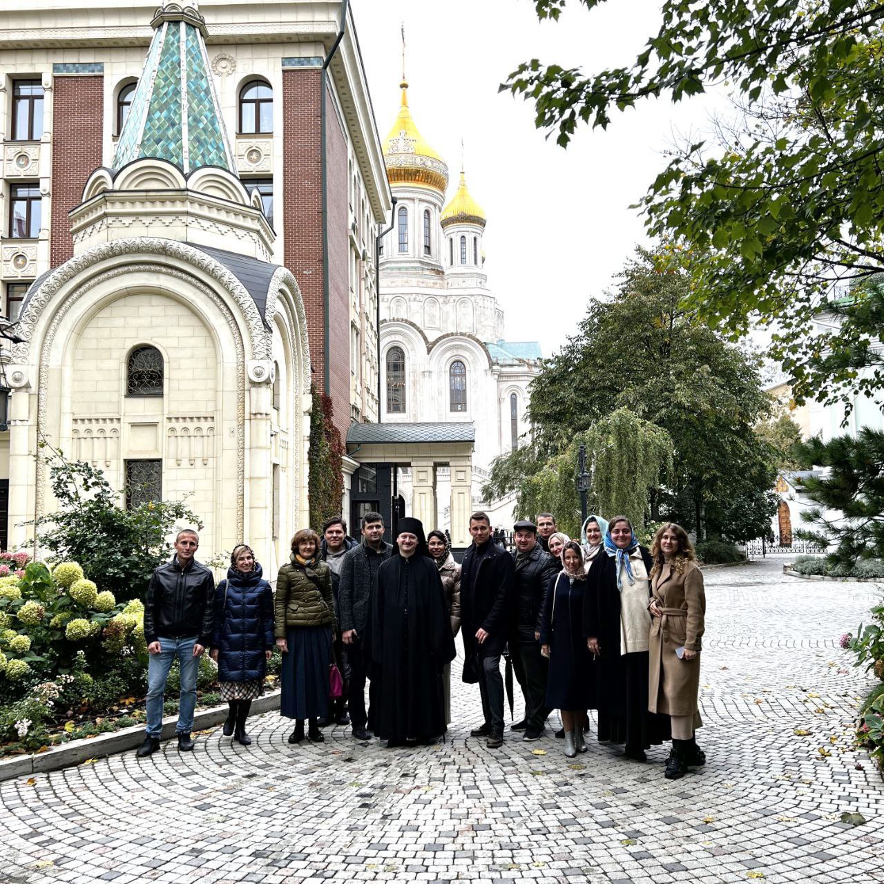 Много прихожан. Много верующих. Очень верующий бизнесмен развелся.