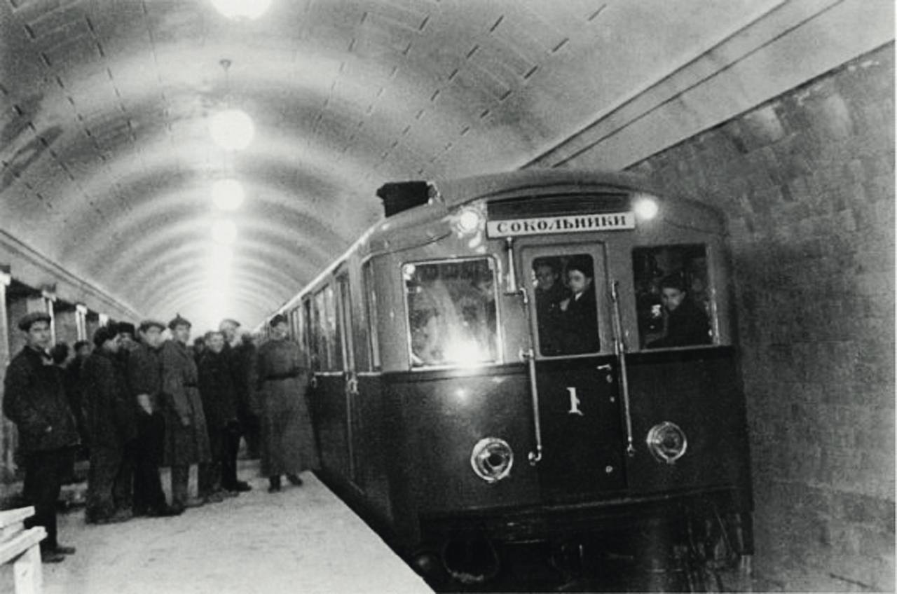 Открытие в москве первой линии метро. Первая линия Московского метро 1935. Первая станция Московского метрополитена 1935. Метро Сокольники 1935. 1935 — Пущен первый испытательный поезд Московского метрополитена..