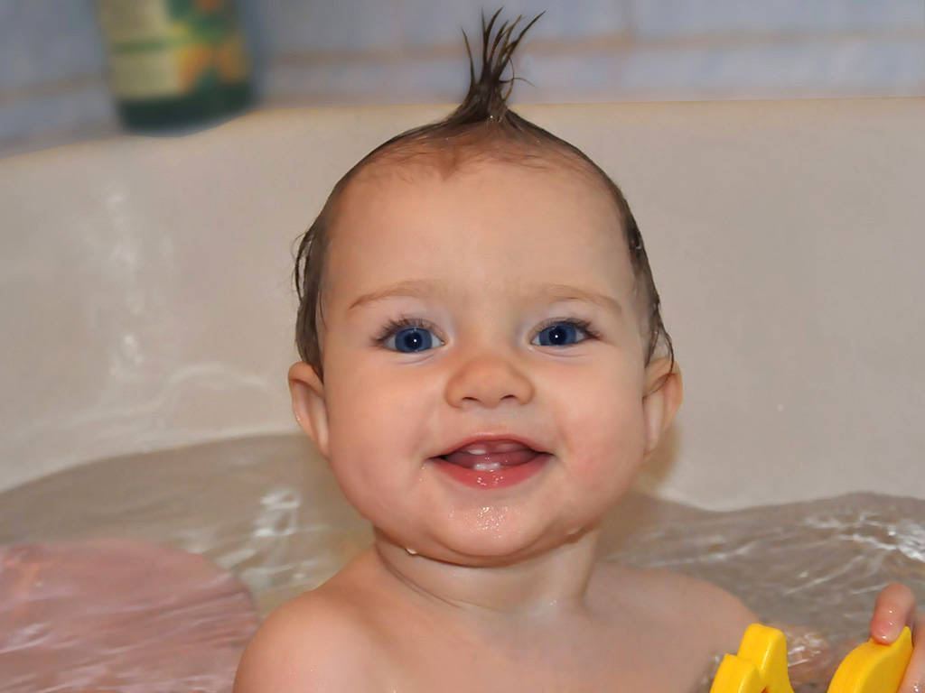 Ребенка после ванной. Малыш в ванной. Купание малыша. Малыш купается. Маленький ребенок в ванне.