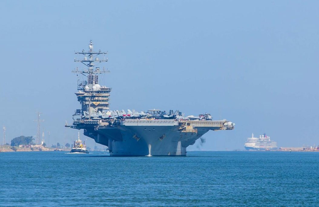 Атака хуситов на американский авианосец. Авианосец USS Harry s. Truman. Авианосная ударная группа ВМС США. Дуайт Эйзенхауэр авианосец. USS Dwight d. Eisenhower авианосец.