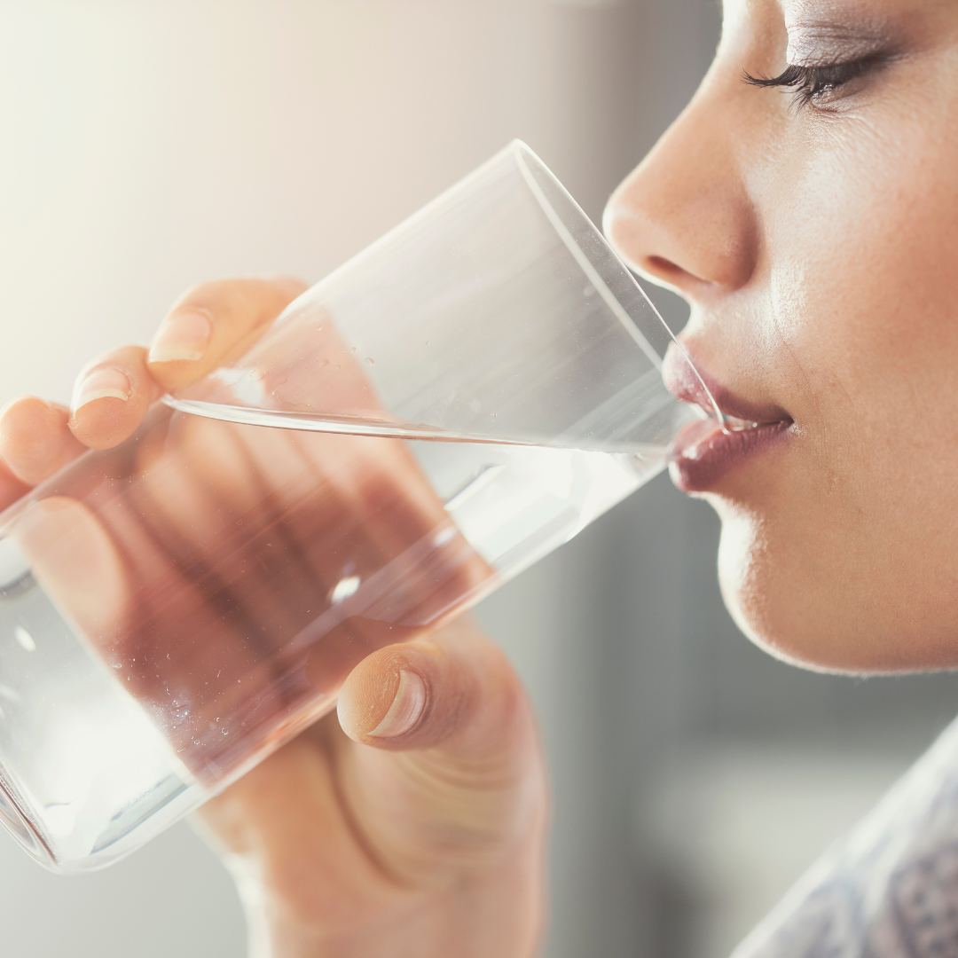 Що буде якщо. Стакан воды. Пить воду Эстетика. Женщина со стаканом воды. Девушка пьет воду.