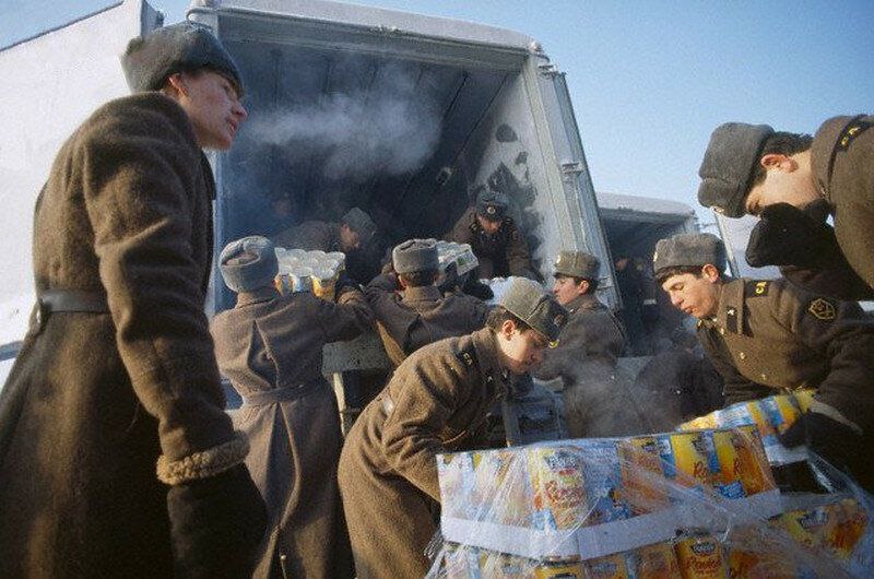 Операция провайд Хоуп. Операция provide hope 1992. Гуманитарка в России в 90х. Гуманитарка в 90е.